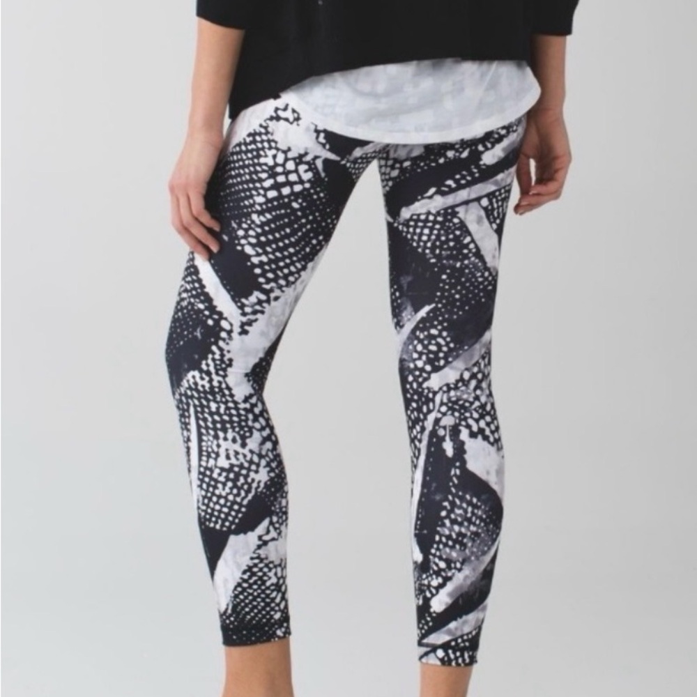 🖤 Lululemon Black & White Leggings 🖤 - Picture 2 of 8
